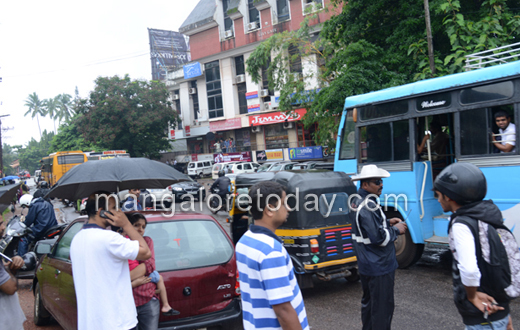 Mangaluru : 5 injured as bus runs amock;  hits several vehicles at Bikarnakatte 5